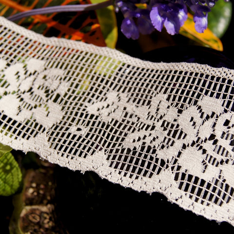 Natural Roses Scalloped Lace Trim